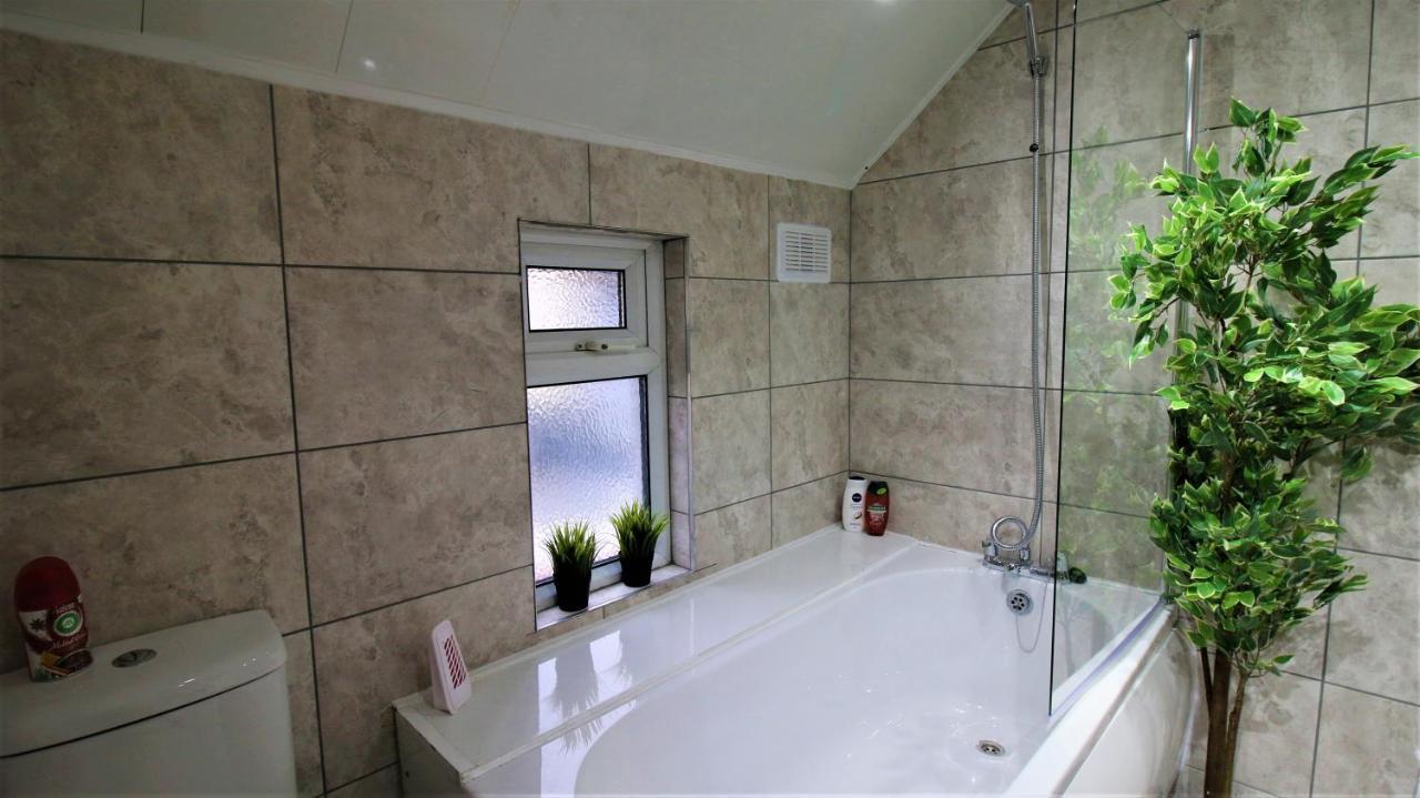 Free Local Parking - Fast Wifi - Sleeps 10 Guests By Property Promise Cardiff Luaran gambar